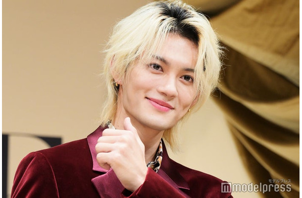 「イイじゃん」で決める佐野勇斗(C)モデルプレス