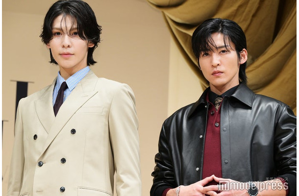 新人漫才師みたいな衣装でコンビ芸を披露するラウール、目黒蓮（C）モデルプレス