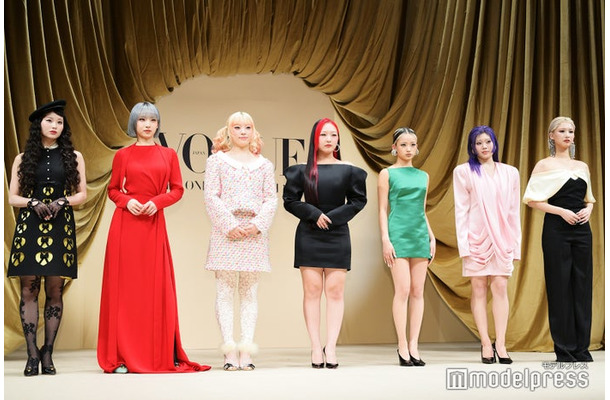 「THE ONES TO WATCH 2025」授賞記者会見に出席したHANA／KOHARU、JISOO、MAHINA、CHIKA、YURI、NAOKO、MOMOKA（C）モデルプレス