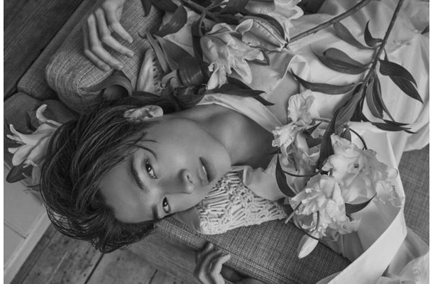 庄司浩平、色気が滲み出すモノクロSHOTにドキッ!世界的写真家レスリー・キーと初セッション