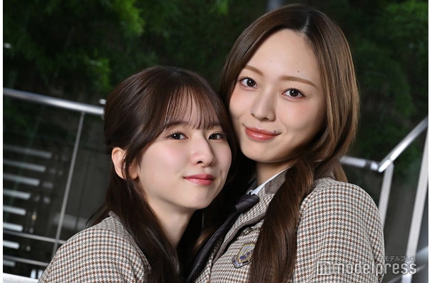 モデルプレスのインタビューに応じた菅原咲月、梅澤美波（C）モデルプレス