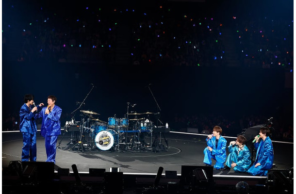 楽しそうにじゃれ合う横山裕&丸山隆平、そんな2人を笑って見守る村上信五&安田章大&大倉忠義/SUPER EIGHT「超八 in 日本武道館」より(提供写真)