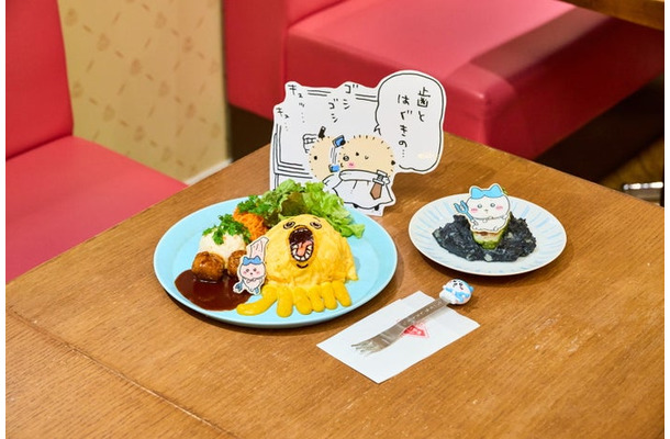 ハチワレ討伐成功！ドライカレーオムライス1,980円、ハチワレのピーマンの肉詰め880円（C）nagano