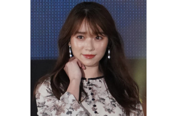 櫻坂46守屋麗奈、ほっそり美脚チラリのミニスカSHOTに反響「スタイル抜群」「可愛すぎる」