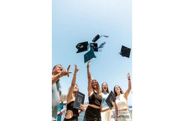 憧れの卒業帽を投げるのは、あなたかも