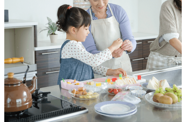 8歳の孫を溺愛する祖母 孫「おばあちゃんのご飯が一番!」次の瞬間⇒祖母が朝からキッチンで奮闘!?