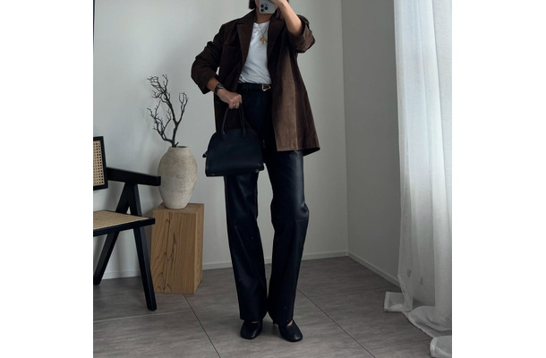 こなれ感たっぷりのレザーパンツが主役！今季流行のブラウンを合わせたクールな着こなし【40代の毎日コーデ】