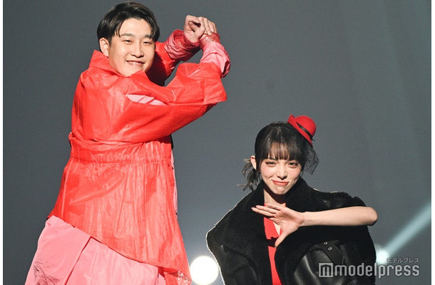 小園海斗選手、渡辺リサ（C）モデルプレス