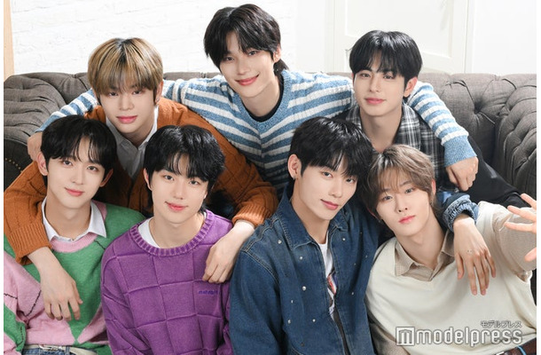 EVNNE(左上から時計回りに)ムン・ジョンヒョン、パク・ハンビン、ケイタ、チ・ユンソ、イ・ジョンヒョン、パク・ジフ、ユ・スンオン(C)モデルプレス