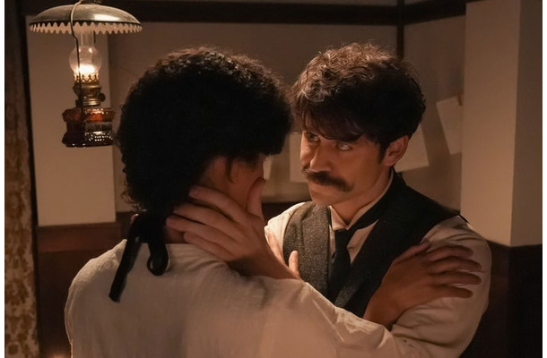 ミーシャ・ブルックス、トミー・バストウ「ばけばけ」第53話(C)NHK