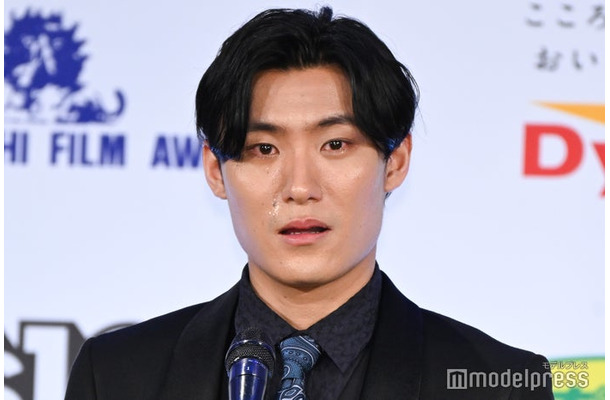 「第50回報知映画賞」授賞式に登壇した松谷鷹也(C)モデルプレス