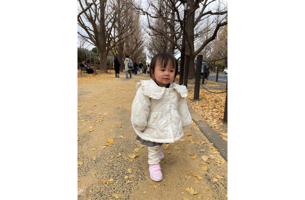 山本圭壱、父娘で散歩へ!1歳愛娘のウォーキングSHOTに「モデルさんみたい」「天使じゃん」の声