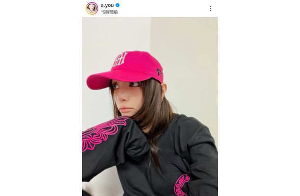 浜崎あゆみ、鮮やかなピンクが目を惹くコーデに「あゆー!!!って感じで好き」「めちゃ最高」の声