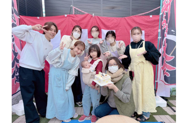 辻希美、杉浦太陽らとマネージャーの誕生日をお祝い！集合SHOT公開「喜んでくれた」
