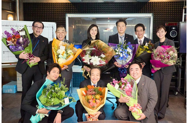 (後列左から)鈴木浩介、でんでん、天海祐希、田中哲司、野間口徹、比嘉愛未、塚地武雅、小日向文世、速水もこみち(C)テレビ朝日