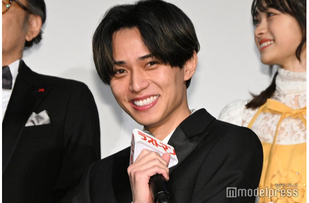 大泉洋と向井康二のトーク合戦に爆笑する永瀬廉(C)モデルプレス