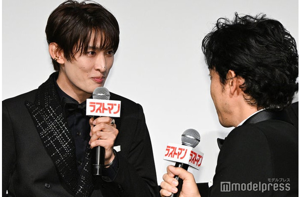 目黒蓮より「かっこいい」とアピールする向井康二（C）モデルプレス