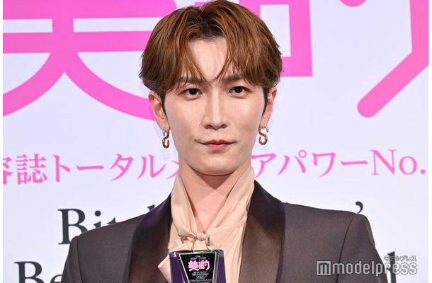 偉いクライアントにスケジュールが空いていると売り込む渡辺翔太（C）モデルプレス