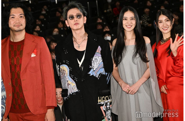 （左から）青木崇高、佐藤健、武井咲、土屋太鳳（C）モデルプレス