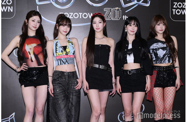 LE SSERAFIM／ （左から）HUH YUNJIN（ホ・ユンジン）、KIM CHAEWON（キム・チェウォン）、KAZUHA（カズハ）、SAKURA（サクラ）、HONG EUNCHAE（ホン・ウンチェ）（C）モデルプレス