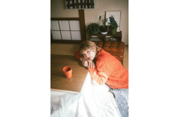 南條愛乃、こたつに入ってのんびりリラックス！日常感のあるナチュラルSHOTを披露