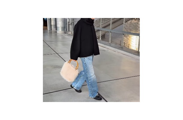 ファーを取り入れるなら小物もおすすめ。シンプルコーデに季節感とこなれ感を引き出す簡単テク 【40代の毎日コーデ】