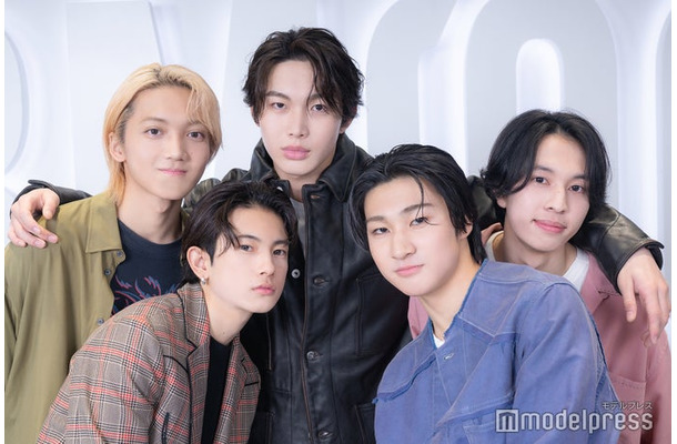 (左から)TAICHI(タイチ)、YUTA(ユウタ)、KEI(ケイ)、KANTA(カンタ)、RAIKI(ライキ)(C)モデルプレス