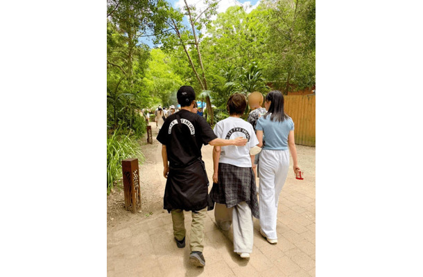 渡辺満里奈、夫・名倉潤とのペアルックSHOT披露!年末年始は海外へ「家族でのんびり楽しく」