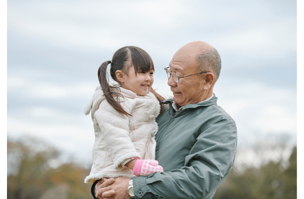 年1回だけ交流する祖父と孫　孫が祖父の薄い髪を触りドキッ！？　予想外の反応に「嬉しかった」