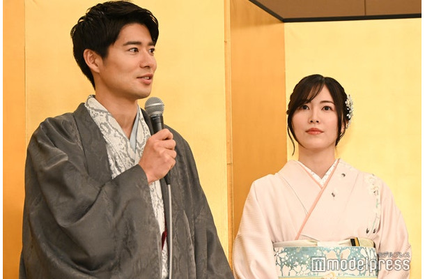 結婚会見に登場した辻本達規、松井珠理奈(C)モデルプレス