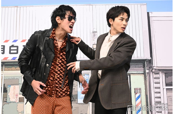 寸劇を披露する中島歩、草川拓弥（C）モデルプレス