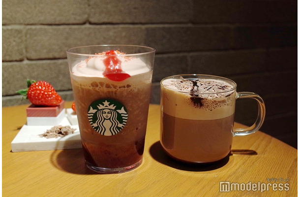 （左から）カカオ & ストロベリー ムース フラペチーノ、カカオ ムース ラテ（C）モデルプレス