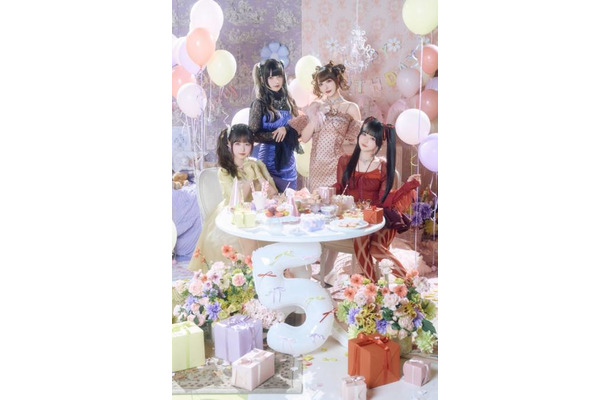 Z世代女子憧れのアイドル・きゅるりんってしてみて、 “5周年パーティー”をイメージしたキュートな衣装姿を披露