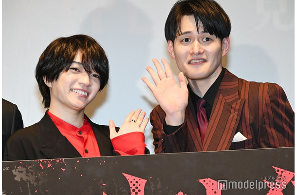 九条ジョーから「金髪が良かったぁ」と言われ「なんでやねん！」と最速で返した黒髪の西畑大吾（C）モデルプレス