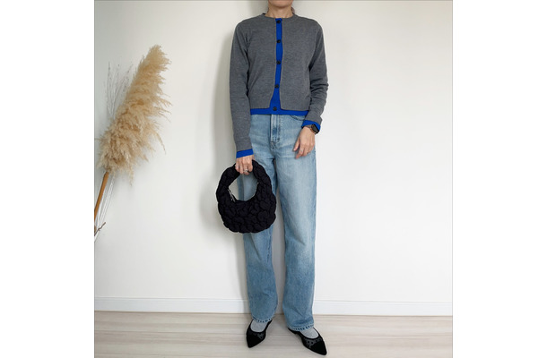 バイカラーカーデなら１枚でコーデがキマる！鮮やかなブルーの差し色で洗練した着こなしが完成【40代の毎日コーデ】