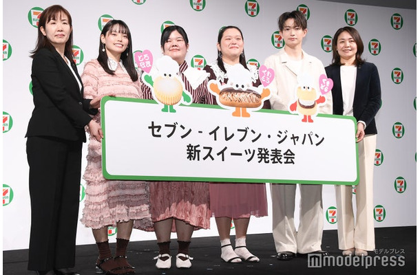 イベントに出席した（左から）株式会社セブン-イレブン・ジャパン 商品本部 ベーカリー・スイーツ部チーフマーチャンダイザー・飯野めぐみ氏、きりやはるか、あんり、田辺智加、綱啓永、株式会社セブン-イレブン・ジャパン 取締役 執行役員 商品本部長・羽石奈緒氏（C）モデルプレス