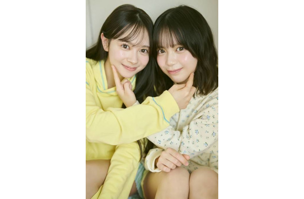 AKB48伊藤百花&川村結衣、お互いの頬に触れてにっこり!仲良しコンビが魅力を存分に発揮