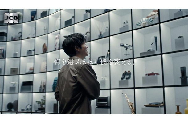 松坂桃李/新CM「何を選ぶかが、僕を変える。JCBプラチナ」篇より(提供写真)