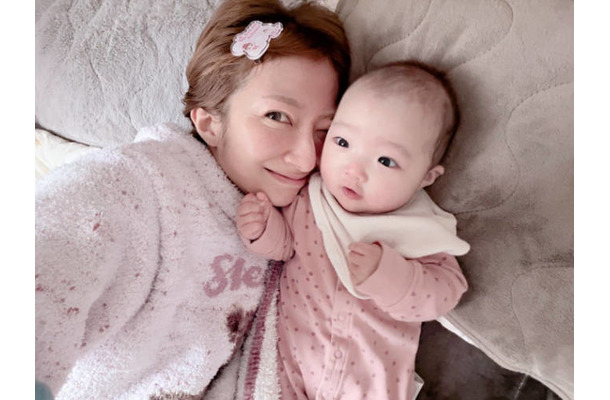 辻希美、生後5ヶ月次女にくっついたほっこりSHOT公開「今日も一日頑張りましょう」