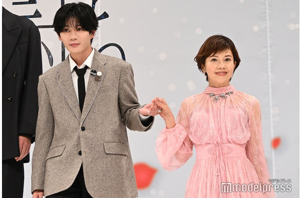 母親役の沢口靖子をエスコートする紳士・長尾謙杜(C)モデルプレス