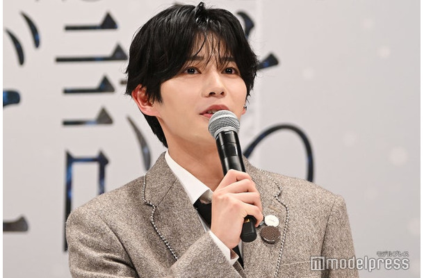 午年なのでかっこよく馬に乗りたい長尾謙杜（C）モデルプレス