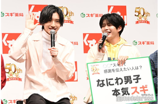 なにわ男子が忘年会の会計で本気のじゃんけんをしたことを明かす長尾謙杜(右)と、じゃんけんに負けて「自分史上1番の食費」を支払った道枝駿佑(左)(C)モデルプレス