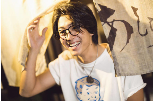 伊藤健太郎、少年のような屈託のない笑顔にドキッ！沖縄を舞台に素の表情が満載