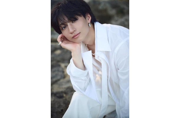 注目の若手俳優・志賀李玖、スタイリッシュな白シャツSHOT披露!初の写真集は魅力あふれる1冊に