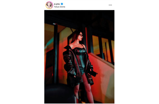 浜崎あゆみ、美デコルテ際立つライブ参戦SHOTにファンうっとり「超可愛い」「カッコよすぎ」