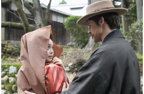 高石あかり、トミー・バストウ「ばけばけ」第86話(C)NHK