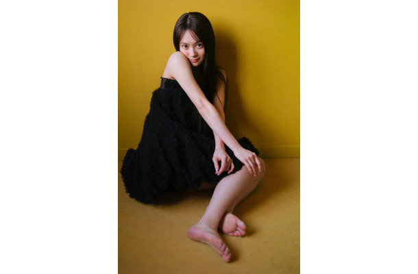 AKB48の新エース・伊藤百花、ほっそり美肩際立つグラビアを披露！万バズの“顔面力”で勝負