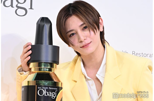 「オバジカラー」スーツに身を包んだ山田涼介（C）モデルプレス