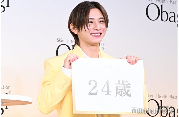 肌年齢診断「24歳」と結果が出て思わず笑みがこぼれる山田涼介(C)モデルプレス