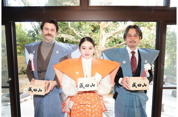 トミー・バストウ、高石あかり、岡部たかし（C）NHK